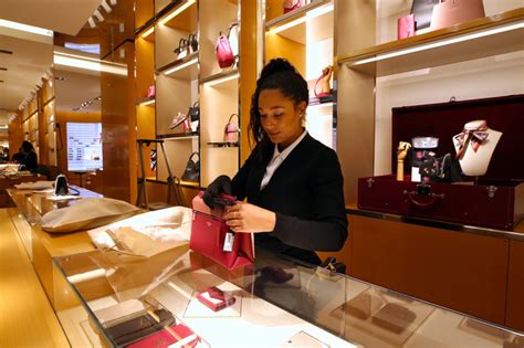 Salaires Vendeur (H/F) chez Louis Vuitton .